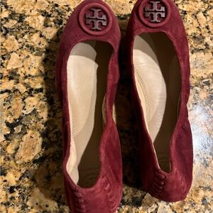 Tory Burch 8.5 suede flats EUC burgundy